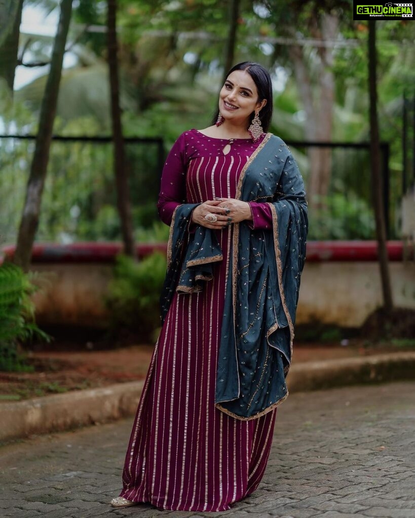 Shweta Menon Instagram - Stylist : @tharunya_vk Wardrobe: @silkyarns Accessories: @dira_collections_ MUA : @abilashchickumakeupartist Shots : @vysakhvyga_official Kochi, India