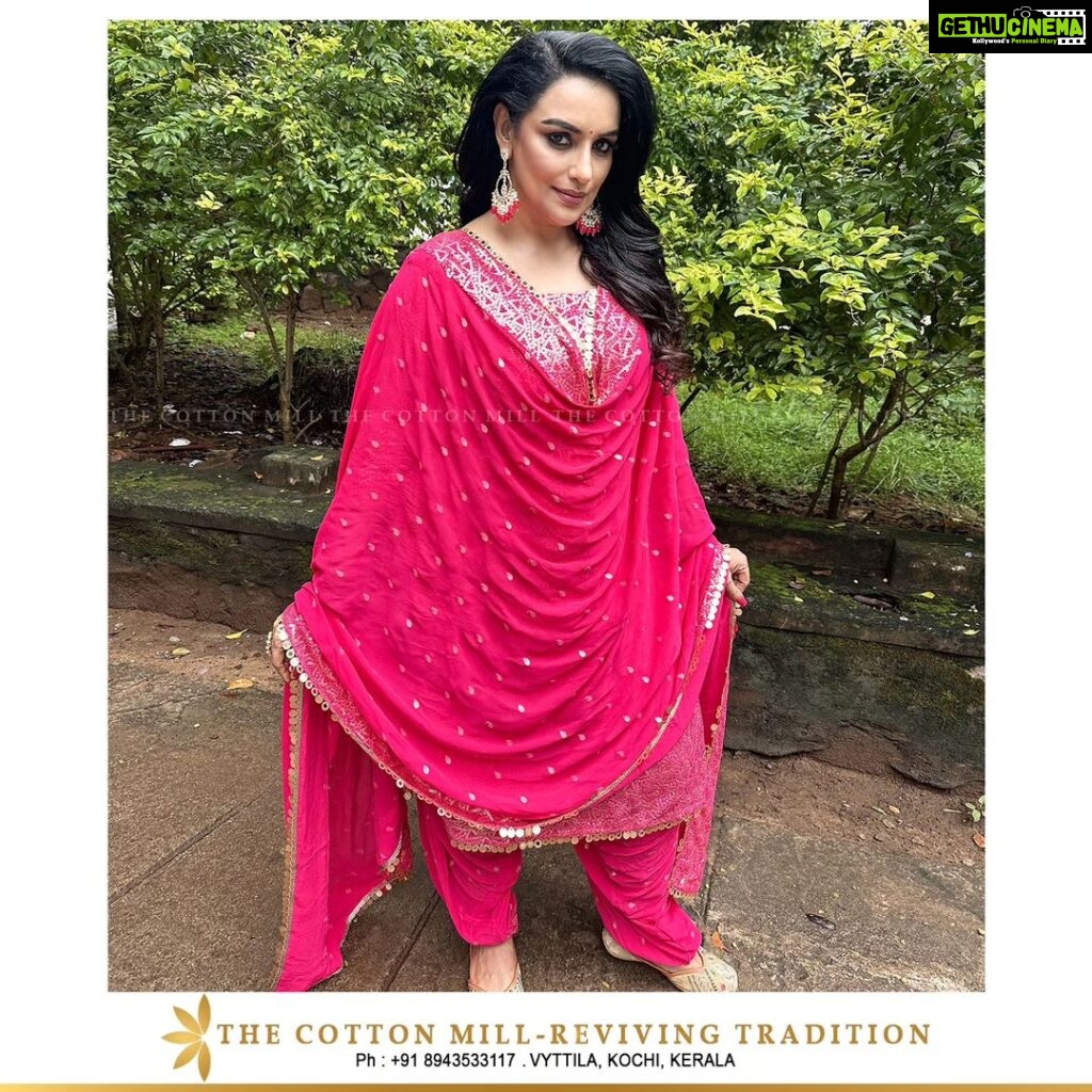 Shweta Menon Instagram - Gorgeous @shwetha_menon in our customized Punjabi outfit. Be the dazzling diva clad in this pink georgette stylish suit with exquisite designs and patterns. This lovely attire is looking extra beautiful with embelishment of embroidered, resham,sequence and zari work. Comes with matching layered bottom and dupatta with borders. For enquiries and customization, please contact The CottonMill-reviving tradition, Vytila, Ernakulam or @ 8943533117 #thecottonmillstory #thecottonmill #thecottonmillkochi #thecottonmilltredition #ukmalayali #malayalamfilimindustry #kerala #dq #malayalammovies #malayalamfilim #mallu #mammootty #keralagram #insta #mammukka #malayalamcinema #mammookka #prithviraj #lalettan #mohanlal #tovinothomas #artistsoninstagram #artist #shwethamenon #shwethamenonhot #malluactress #malayalamactress #malayalmfilim Kerala - Kochi
