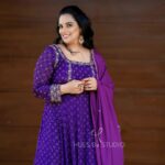 Shweta Menon Instagram – @shwetha_menon Stuns in our exquisite Georgette Anarkali! The violet beauty is a testament to timeless style and intricate hand embroidery.
.
.
.
.
#shwethamenon #anarkali #partwear #embroidery #chickenkari #kerala #kochi #boutique #kochiboutique #royalattire Vallathol Junction