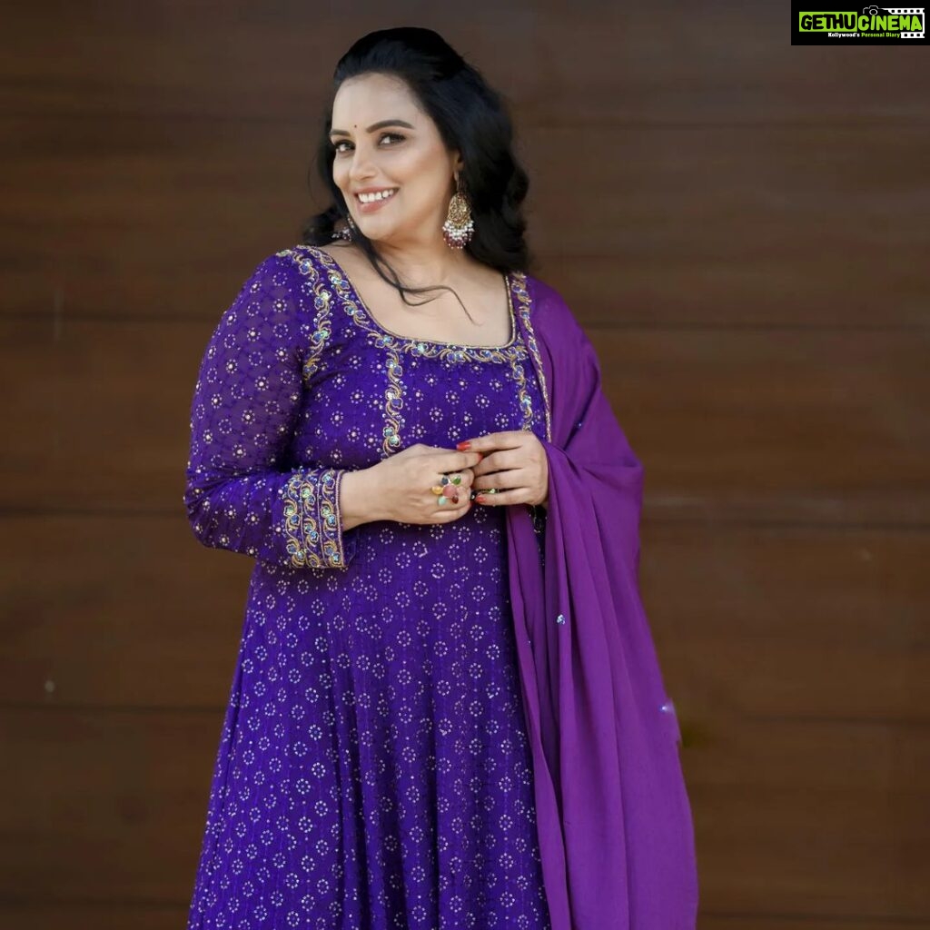 Shweta Menon Instagram - @shwetha_menon Stuns in our exquisite Georgette Anarkali! The violet beauty is a testament to timeless style and intricate hand embroidery. . . . . #shwethamenon #anarkali #partwear #embroidery #chickenkari #kerala #kochi #boutique #kochiboutique #royalattire Vallathol Junction