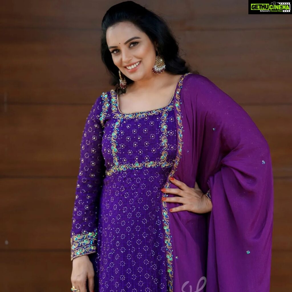 Shweta Menon Instagram - @shwetha_menon Stuns in our exquisite Georgette Anarkali! The violet beauty is a testament to timeless style and intricate hand embroidery. . . . . #shwethamenon #anarkali #partwear #embroidery #chickenkari #kerala #kochi #boutique #kochiboutique #royalattire Vallathol Junction