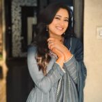 Shweta Tiwari Instagram - Day 7…Kaalaratri maa🙏🙏🙏 Style by @sohail__mughal___ @stylingbyvictor Outfit @suidhaagabyshweta Accessories @@sakkshamsilver