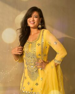 Shweta Tiwari Instagram - Panchami🙏🙏🙏. 

Outfit @ranasjaipur X @entertainmenttleo9
Style by @stylingbyvictor @sohail__mughal___
Assisted by @styleby_antara
Earrings @aurumdestinationjewels