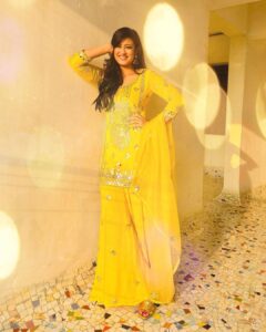 Shweta Tiwari Instagram - Panchami🙏🙏🙏. 

Outfit @ranasjaipur X @entertainmenttleo9
Style by @stylingbyvictor @sohail__mughal___
Assisted by @styleby_antara
Earrings @aurumdestinationjewels