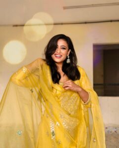 Shweta Tiwari Instagram - Panchami🙏🙏🙏. 

Outfit @ranasjaipur X @entertainmenttleo9
Style by @stylingbyvictor @sohail__mughal___
Assisted by @styleby_antara
Earrings @aurumdestinationjewels