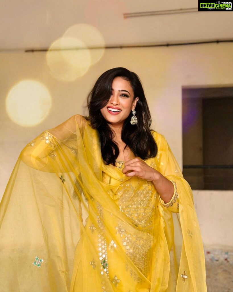 Shweta Tiwari Instagram - Panchami🙏🙏🙏. Outfit @ranasjaipur X @entertainmenttleo9 Style by @stylingbyvictor @sohail__mughal___ Assisted by @styleby_antara Earrings @aurumdestinationjewels