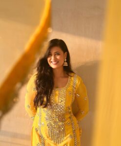 Shweta Tiwari Instagram - Panchami🙏🙏🙏. 

Outfit @ranasjaipur X @entertainmenttleo9
Style by @stylingbyvictor @sohail__mughal___
Assisted by @styleby_antara
Earrings @aurumdestinationjewels