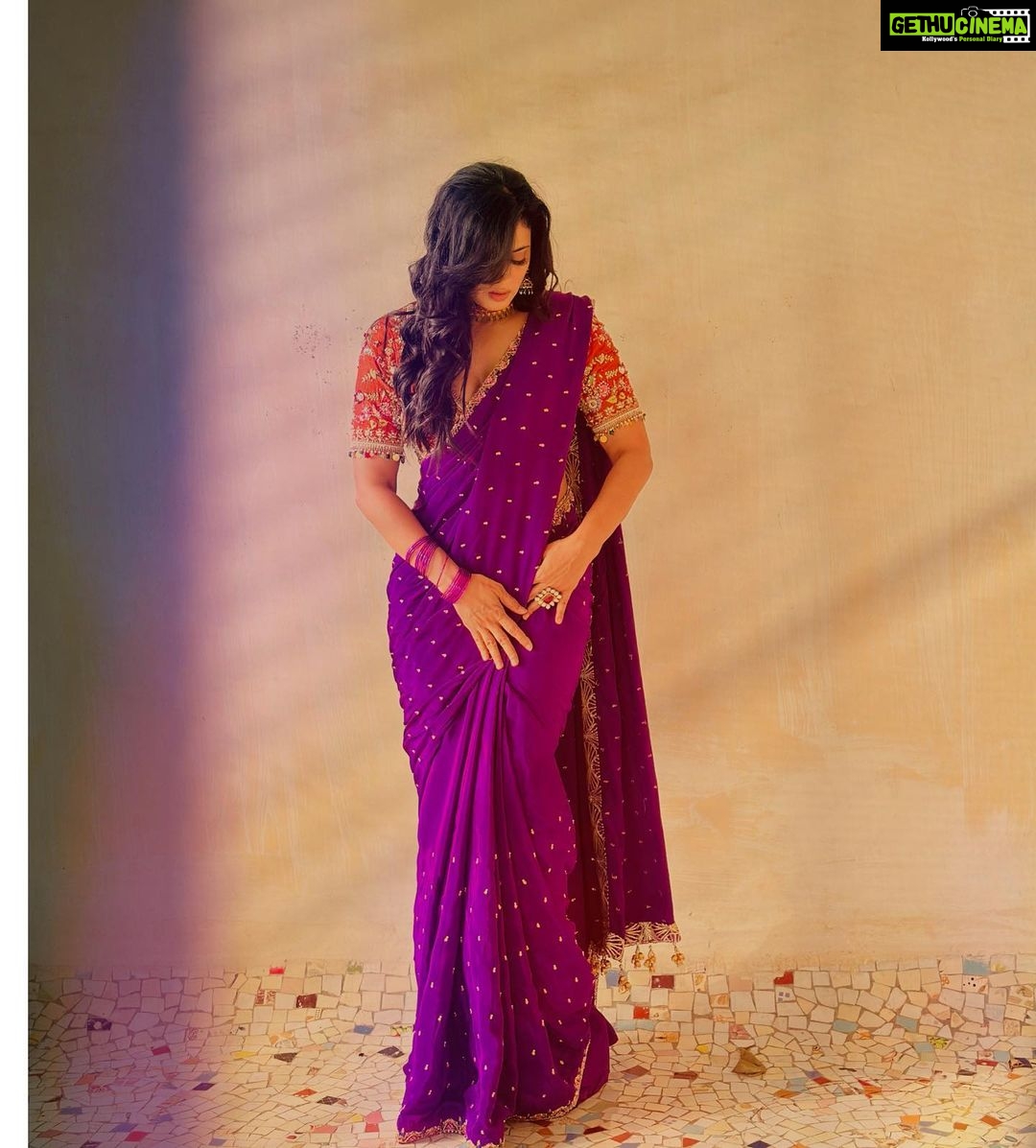 Shweta Tiwari Instagram - Style by @stylingbyvictor @sohail__mughal___ Assisted by @styleby_antara Saree @vastra_by_ps @dewandbloom Earrings @aurumdestinationjewels Neckpiece @rubans.in Ring @kushalsfashionjewellery