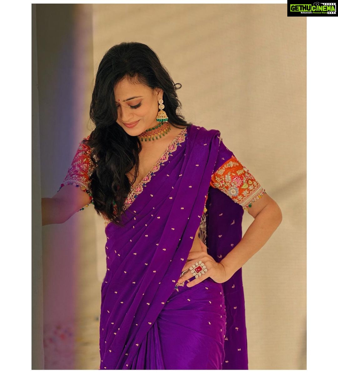 Shweta Tiwari Instagram - Style by @stylingbyvictor @sohail__mughal___ Assisted by @styleby_antara Saree @vastra_by_ps @dewandbloom Earrings @aurumdestinationjewels Neckpiece @rubans.in Ring @kushalsfashionjewellery