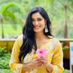 Shweta Tiwari Instagram - 🌼 Outfit @chikankari_bazaar Earrings @rubans.in @stylingbyvictor @sohail__mughal___