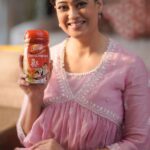 Shweta Tiwari Instagram - Goodbye to the Dawai Ki Dukan that my home had become. Now my home is an immunity fortress where Dabur Chyawanprash reigns supreme. It’s a daily dose of strength, warding off 100+ illnesses and strengthening immunity the healthier way! #GharKoDawaiKiDukaanMatBanao #DaburChyawanprash #ad