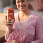 Shweta Tiwari Instagram – Goodbye to the Dawai Ki Dukan that my home had become. Now my home is an immunity fortress where Dabur Chyawanprash reigns supreme. It’s a daily dose of strength, warding off 100+ illnesses and strengthening immunity the healthier way!

#GharKoDawaiKiDukaanMatBanao #DaburChyawanprash #ad