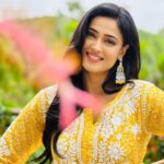 Shweta Tiwari Instagram - 🌼 Outfit @chikankari_bazaar Earrings @rubans.in @stylingbyvictor @sohail__mughal___