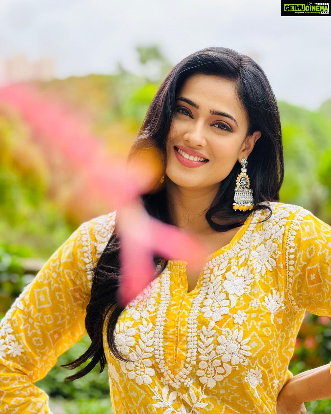 Shweta Tiwari Instagram - 🌼 Outfit @chikankari_bazaar Earrings @rubans.in @stylingbyvictor @sohail__mughal___