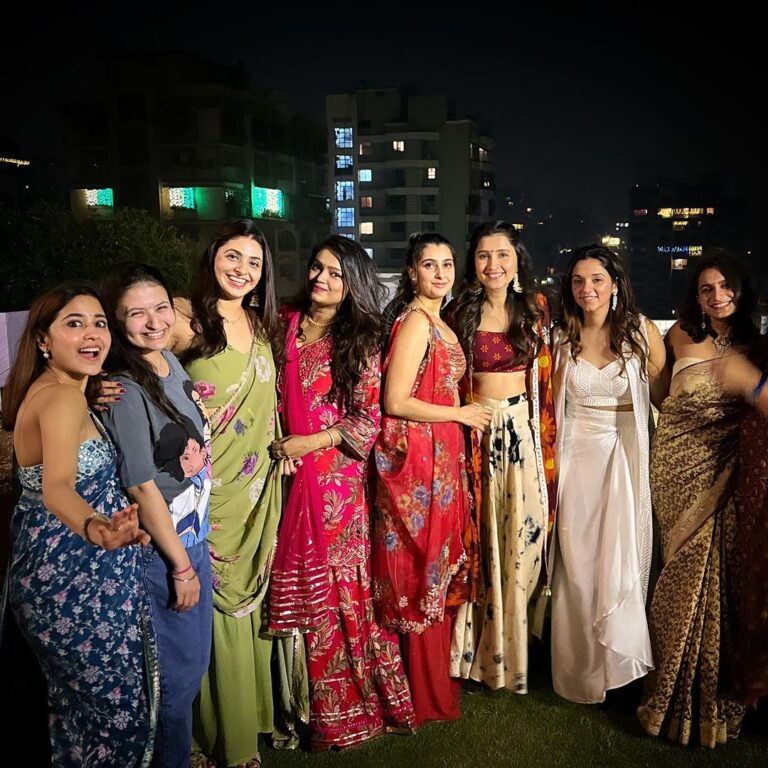 Shweta Tripathi Instagram - Aisi rahi hamari Diwali 🪔💫 Wishing you love, peace and light to make you happy, glowy and bright 🤗💛✨