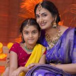 Shwetha Srivatsav Instagram - ದೀಪಾವಳಿ ಹಬ್ಬದ ಈ ದಿನದಲ್ಲಿ, ಹೃದಯದಲ್ಲಿ ಉಜ್ವಲತೆ ಮತ್ತು ಆನಂದವಿರಲಿ. ದೀಪಾವಳಿ ಹಬ್ಬದ ಶುಭಾಶಯಗಳು! @ashmitha.srivatsav MAU : @makeover_by_surabhi (thank you all 🤗) Photography: @vishnu_vcaptures Beautiful saree and Ashmitha’s outfit: @sankalpa_angadi Stitching: @chandana_soulcouture Jewellery: @velvetboxby