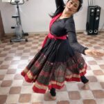Shwetha Srivatsav Instagram - I stumbled upon this super cute little girl gracefully dancing to this track, and it sparked an instant decision in me to groove along. 💃🏻 No pro/trained classical dancer here, just pure passion for this track. Hope you vibed with it. 😊🙏🏽🫰🏽#dancelover #dancer #choreography #cute #kashviagarwal