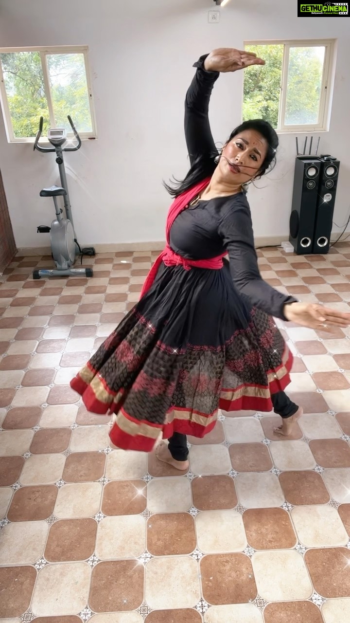 Shwetha Srivatsav Instagram - I stumbled upon this super cute little girl gracefully dancing to this track, and it sparked an instant decision in me to groove along. 💃🏻 No pro/trained classical dancer here, just pure passion for this track. Hope you vibed with it. 😊🙏🏽🫰🏽#dancelover #dancer #choreography #cute #kashviagarwal