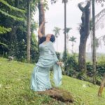 Shwetha Srivatsav Instagram - Grooving to the thunderous beats of the gloomy weather, vibing with the perfect dance and song... What’s your take on this epic match? ✨ #gloomy ☔💃🎶 #RainyDayVibes #dancechallenge #choreography #saree #nirajpatelchoreography