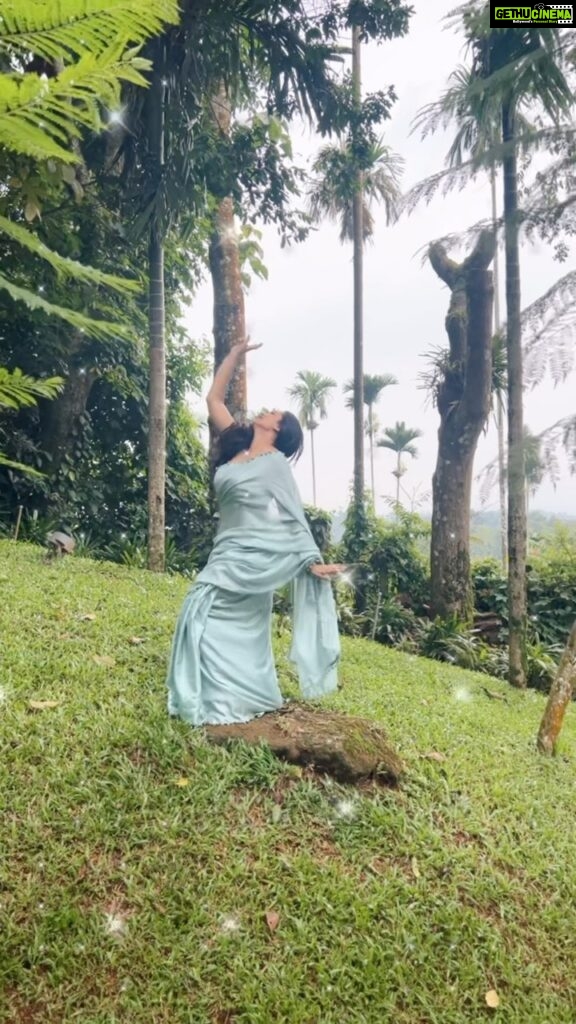 Shwetha Srivatsav Instagram - Grooving to the thunderous beats of the gloomy weather, vibing with the perfect dance and song... What’s your take on this epic match? ✨ #gloomy ☔💃🎶 #RainyDayVibes #dancechallenge #choreography #saree #nirajpatelchoreography