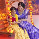 Shwetha Srivatsav Instagram - ದೀಪಾವಳಿ ಹಬ್ಬದ ಈ ದಿನದಲ್ಲಿ, ಹೃದಯದಲ್ಲಿ ಉಜ್ವಲತೆ ಮತ್ತು ಆನಂದವಿರಲಿ. ದೀಪಾವಳಿ ಹಬ್ಬದ ಶುಭಾಶಯಗಳು! @ashmitha.srivatsav MAU : @makeover_by_surabhi (thank you all 🤗) Photography: @vishnu_vcaptures Beautiful saree and Ashmitha’s outfit: @sankalpa_angadi Stitching: @chandana_soulcouture Jewellery: @velvetboxby