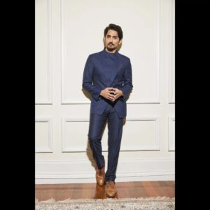 Siddharth Instagram - #STANDUP

@lorealparis @lorealindia

Outfit- @karrtikd
Shoes- @ferragamo
⌚- @rolex
Stylist - @ekalakhani
Hmu-@eltonjfernandez
📸 @trishasarang
