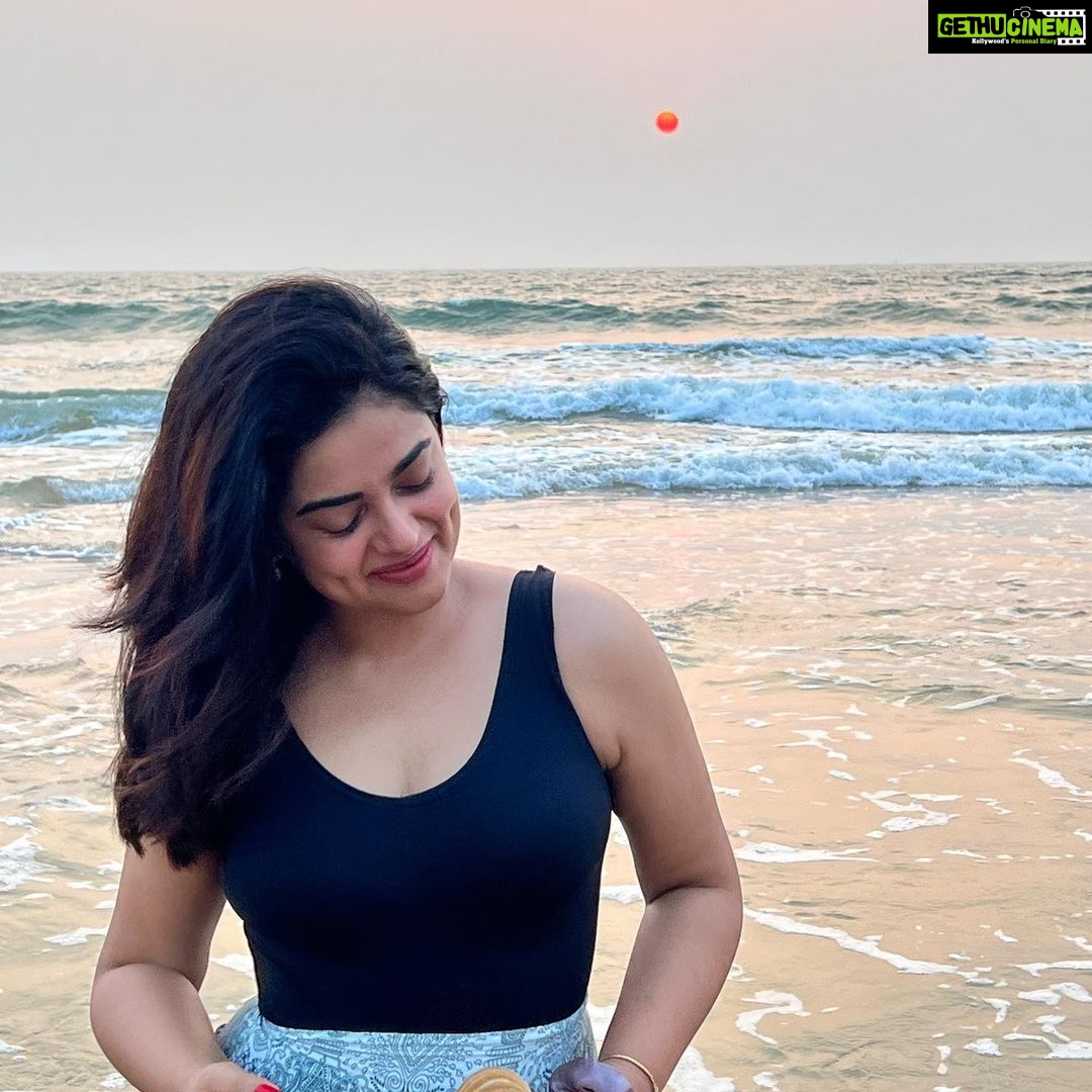 Siddhi Idnani Instagram - Caught the golden light ☀️