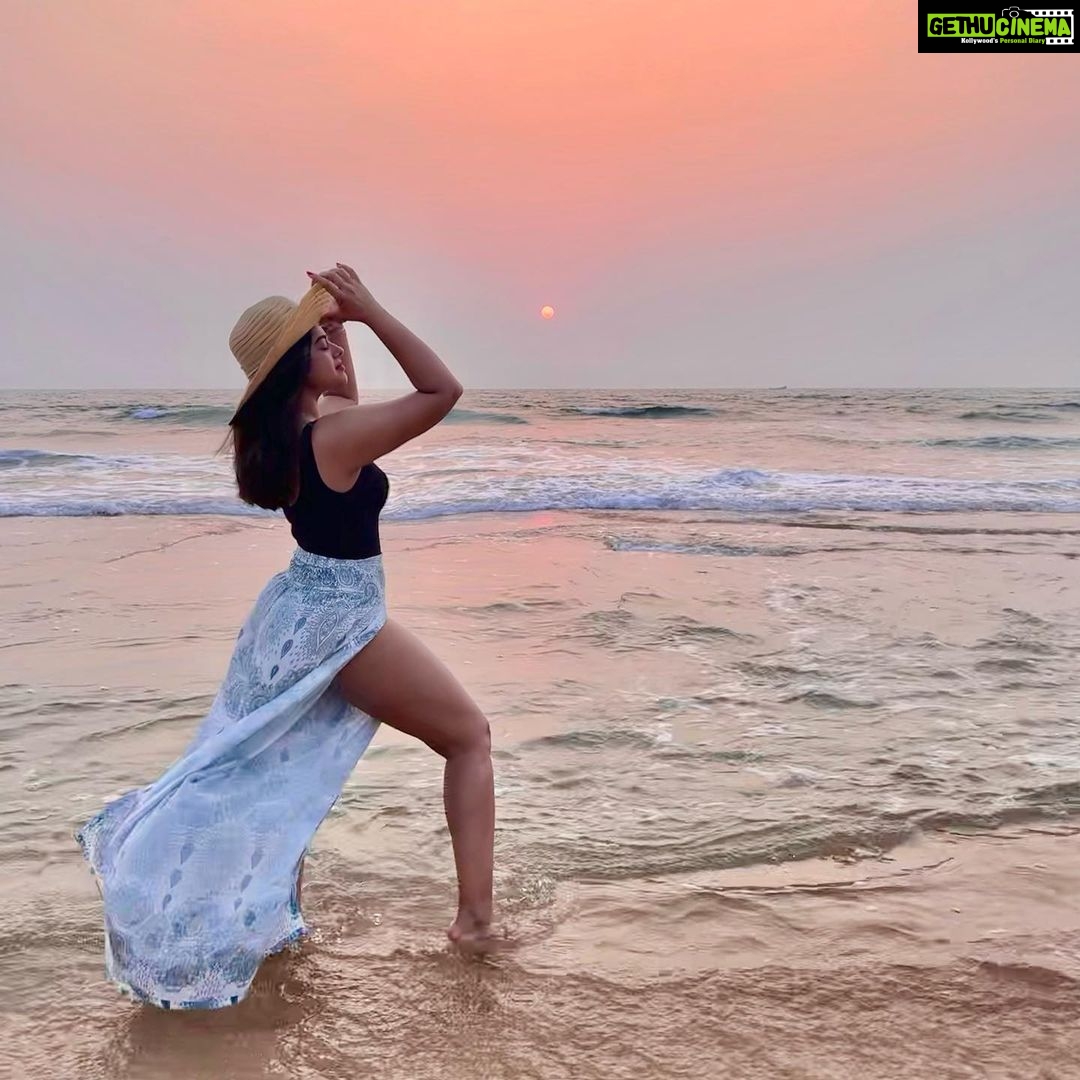 Siddhi Idnani Instagram - Caught the golden light ☀️