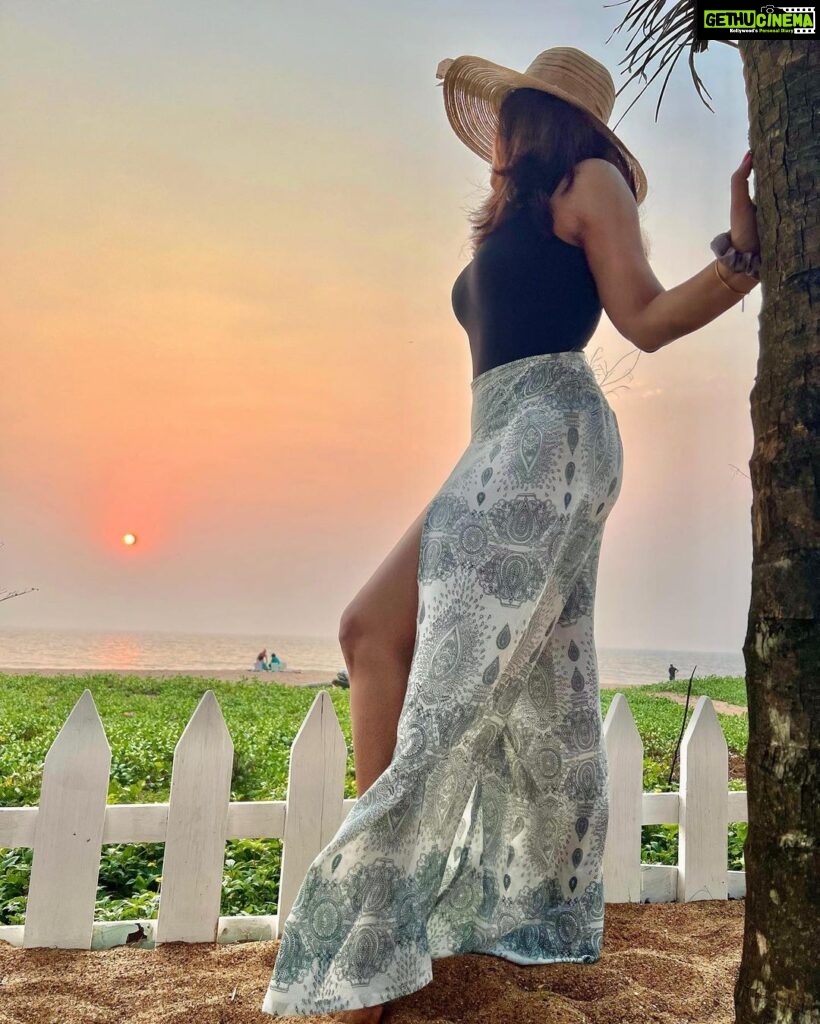 Siddhi Idnani Instagram - Manifesting a life full of beaches & pretty sunsets 💜🌊 📸- 🍍 Goa