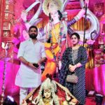 Siddhi Idnani Instagram - On the auspicious day of Durga-ashtami, I along with Bollywood actress @siddhi_idnani visited ‘Shiv Shakti Mitra Mandal ‘Asalfha ki Mata Rani ‘ at Asalfha and offered prayers. Jai Maa Durga 🙏🏻 #jaimatadi #siddhiidnani #surajsinghthakur