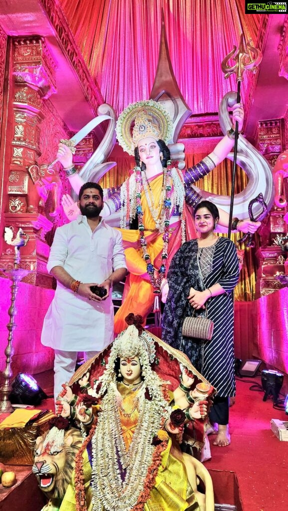 Siddhi Idnani Instagram - On the auspicious day of Durga-ashtami, I along with Bollywood actress @siddhi_idnani visited ‘Shiv Shakti Mitra Mandal ‘Asalfha ki Mata Rani ‘ at Asalfha and offered prayers. Jai Maa Durga 🙏🏻 #jaimatadi #siddhiidnani #surajsinghthakur