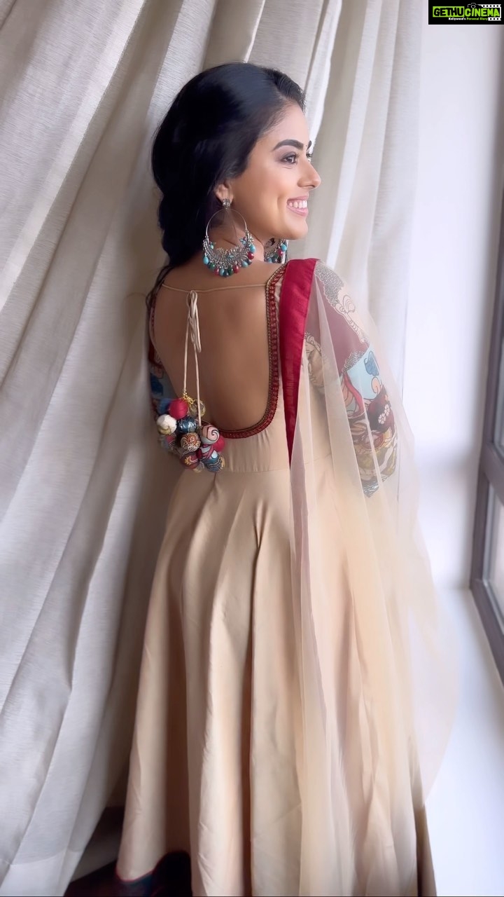 Siddhi Idnani Instagram - Get yourself a group that hypes you up just like I haveee! 🤗🥰😜 @labelswarupa @reenapaiva
