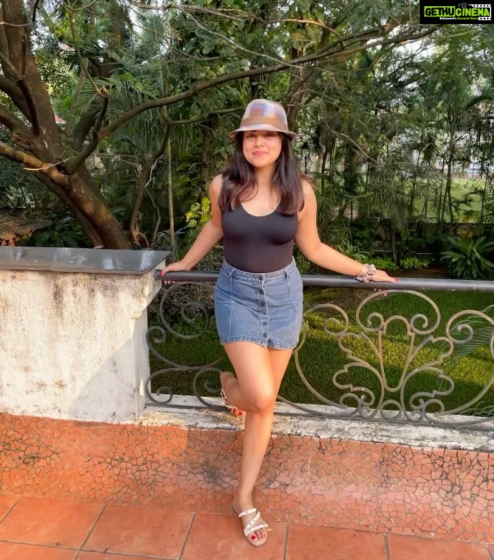 Siddhi Idnani Instagram - Different hats for different days 👻👒💜