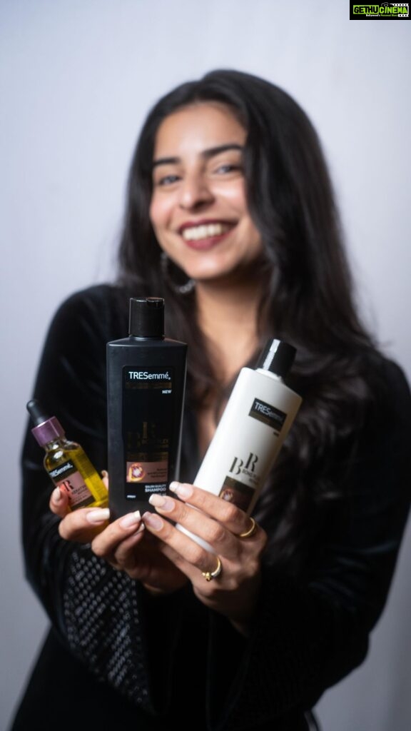 Siddhi Mahajankatti Instagram - With back to back shoots almost everyday, continuous heat styling can break hair bonds which leads to hair damage. Tadaaaa! I use the TRESemmé Bondplex repair range! It reverses hair damage inside out and enriched with bonding complex technology, helps create millions of hair bonds. No worrying about any hair styling damage, just style , repair and repeat ! Exclusive offers everywhere! You can head on to @tresemmeindia ‘s bio & shop now! Thank me later! #TRESemme #TRESemmeIndia #SalonAtHome #Hairstyling #Haircare #HairDamage #Shampoo #Conditioner #Serum #HairTreatment #TRESemmeBondPlex #StyleRepairRepeat #ad
