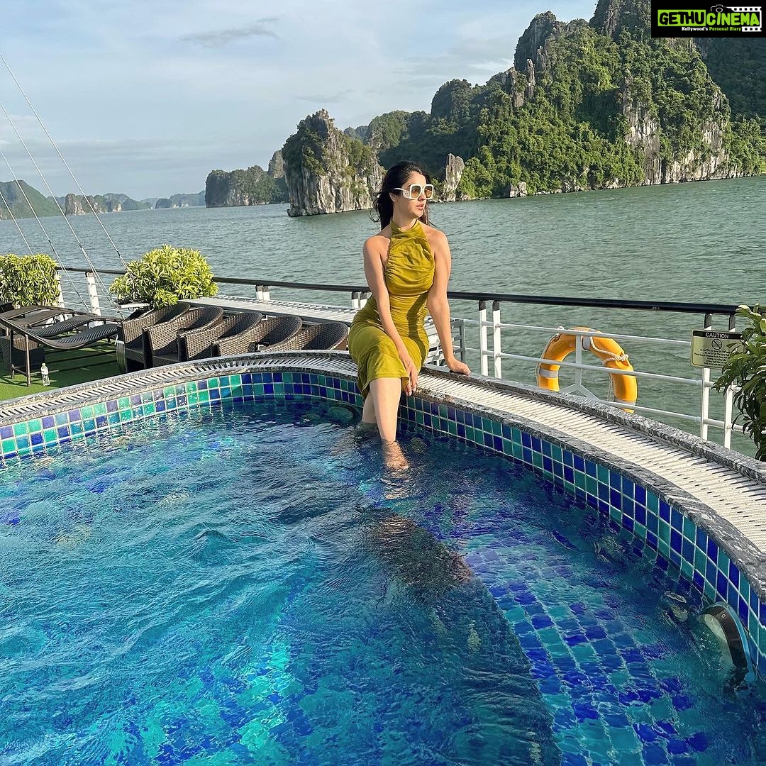 Sidhika Sharma Instagram - Sometimes ship happens π₯π«Άπβ€οΈπΈπ¦ Scarlet Pearl Cruises
