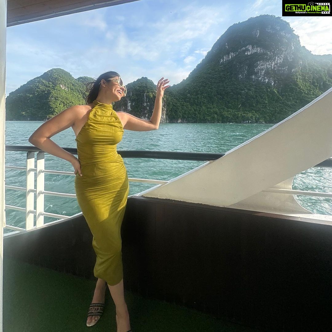 Sidhika Sharma Instagram - Sometimes ship happens π₯π«Άπβ€οΈπΈπ¦ Scarlet Pearl Cruises