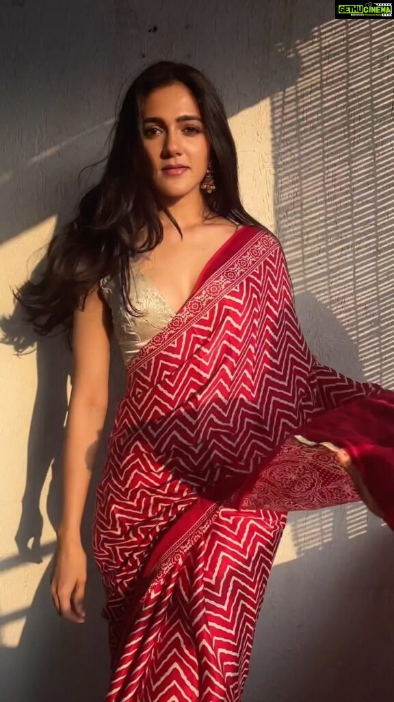 Simran Choudhary Instagram - The memo was to be a pataka, not burst one 🧨⚡💣 Saree from @houseofnaaree ♥ #Diwali #FestiveVibes #Ethnicwear