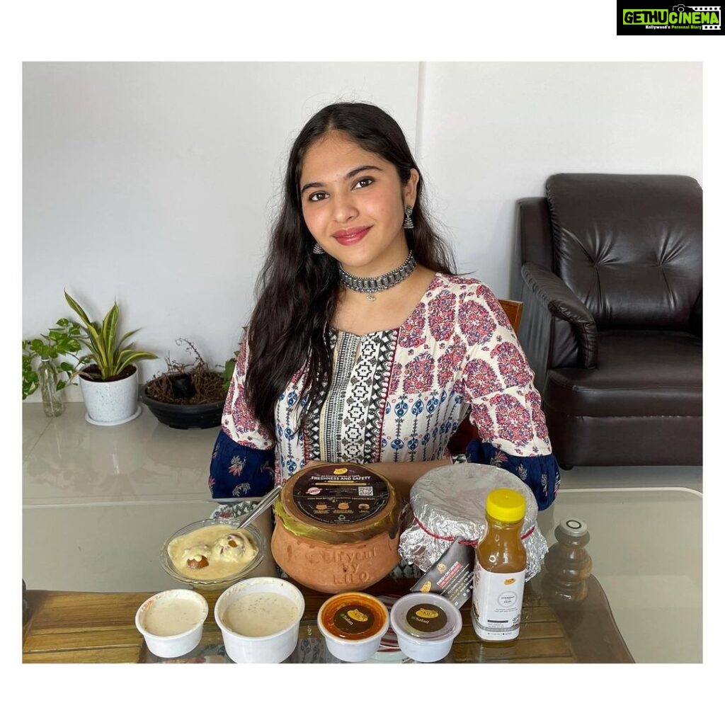 Simran Natekar Instagram - A festival full of happy moments and surprises. This Diwali why not we celebrate a festival of togetherness? I am surely celebrating my festival with meals from @biryanibykilo and sharing with my family. Go celebrate your festival with @biryanibykilo #FamilyKeSathDiwali #FamilyKeSathBiryani #ShareYourMeal #DiwaliHaiTohBiryaniHai