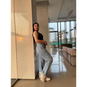 Simran Natekar Instagram - 🖤💙

Top - @zara 
🕶 - @rayban 
Jeans - @zara