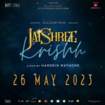 Simran Natekar Instagram - JAISHREE KRISHH ખૂબજ મહેનત અને ઘણી મુશ્કેલીઓ ને પાર પાડ્યા બાદ અમે આપને જણાવવા માંગીએ છીએ કે,અમુક કારણોસર અમને અમારી ફિલ્મ નું શીર્ષક બદલવાની ફરજ પડી છે, જેના કારણે ફિલ્મ તમારા સુધી પહોંચાડવામાં થોડો વિલંબ થયો છે.અમે અમારી ફિલ્મ નું જૂનું શીર્ષક "જય શ્રી ક્રિષ્ના" બદલી ને "જયશ્રી ક્રિશ" કર્યું છે જે પૂરા હરખ સાથે અમે તમને જણાવવા માંગીએ છીએ અને હવે નવા શીર્ષક અને નવા ઉત્સાહ સાથે અમે જલ્દી આવી રહ્યા છીએ 26 મે 2023 ના રોજ આપના નજીક નાં સિનેમાઘરોમાં. અમને ફરીથી તમારા સાથ સહકાર અને પ્રેમ ની જરૂર પડશે. Celebrate @jaishreekrishna_film only at big screen near you on 26th May 2023. માંગો વિસ ને આપે ત્રીસ.. જય દ્વારકાધીશ 🙏 તો જલ્દી મળીએ સીનેગોકુળમાં❤️ . @jaishreekrishna_film @dothardeik @dotpeliculas #JaiShreeKrishh #JSK #krishnaiscoming #jaishreekrishnathefilm #dotpeliculas #dotverse