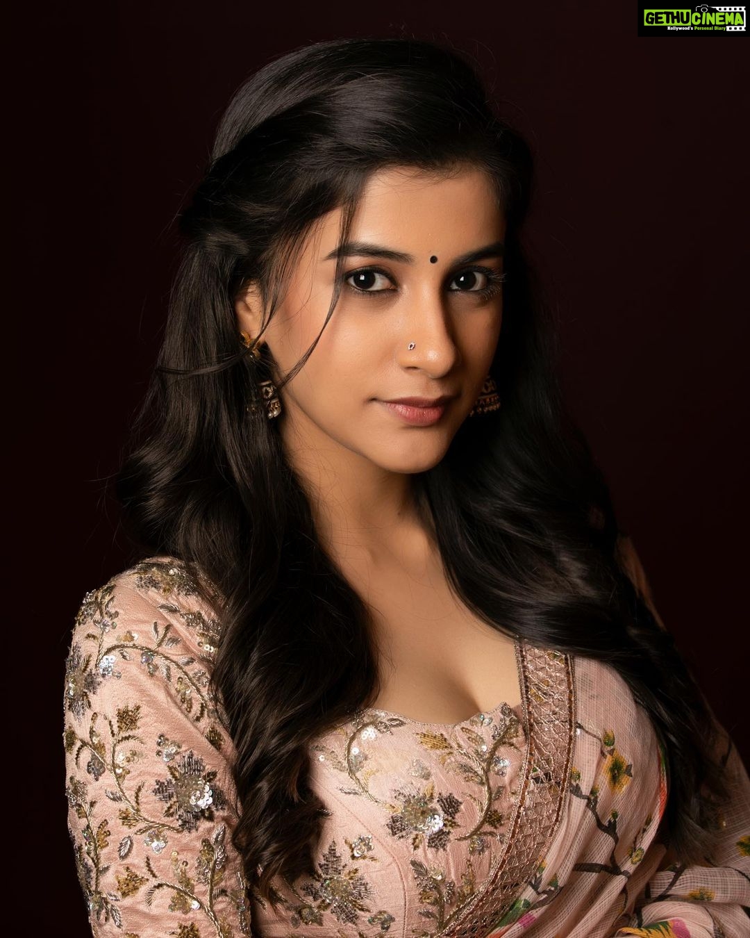 Simran Sharma Instagram - ✨mushkilein hal hain tum hi se aur tum hi ho mushkilein✨ Captured by @media9manoj @manojkumarclicks Outfit by @archithanarayanamofficial Makeup by @manikyam8001 Hair by @laxmi_9121 Edited by team @mysouthdiva @vamsikrishna_agasthyaraju @mayhem_weed