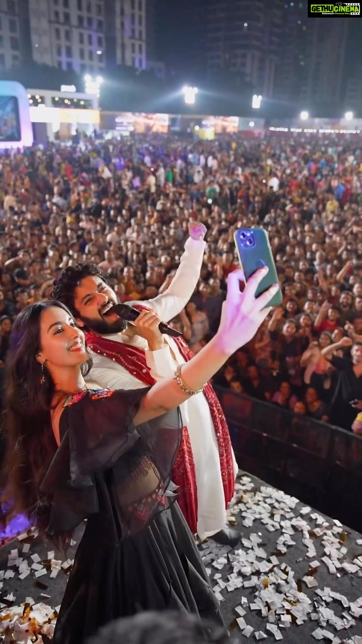 Simrat Kaur Instagram - Garba aur Gadar ek saath. Celebrating the success with this amazing crowd. #Gadar2OnZEE5 💛⭐️ Wearing the most beautiful dress from @archanakochharofficial ❤️ Mumbai, Maharashtra