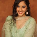 Simrat Kaur Instagram - 🤭❤️ “insert cute caption” Styled by @vasundhara_daga Makeup by @makeupbyfennyy Hair by @furtadocameron Photographer @arindamsikdar Outfit by @seasonsmumbai Jewellery by @kanika_rana_fine_jewellery Mumbai - मुंबई