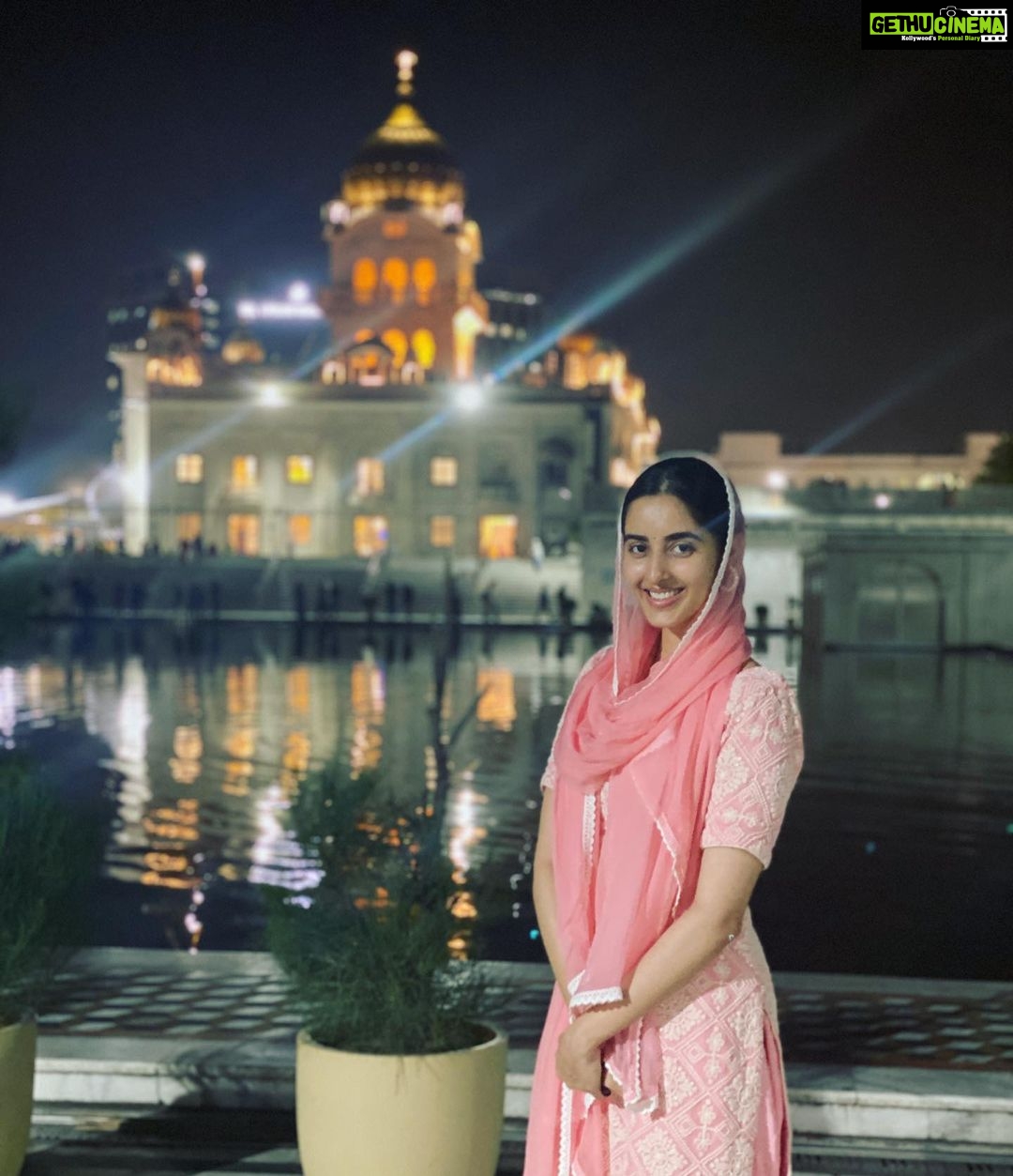 Simrat Kaur Instagram - Rolan wale ta lakha ne….par sambhalan wala ik tu hi waheguru🤍🙏🏻🧿 Gurdwara Bangla Sahib, New Delhi