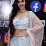 Simrat Kaur Instagram - ख़ूबसूरती न सूरत में है न लिबास में….. निगाहें जिसे चाहे उसे हसीन कर दें🤍 #siima2021 . . Beautiful outfit:- @srisuvarnamandir Jewellery:- @pretty.jewelbox