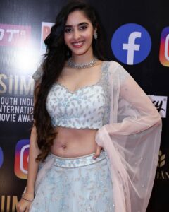 Simrat Kaur Instagram - ख़ूबसूरती न सूरत में है न लिबास में….. निगाहें जिसे चाहे उसे हसीन कर दें🤍 #siima2021 . . Beautiful outfit:- @srisuvarnamandir Jewellery:- @pretty.jewelbox