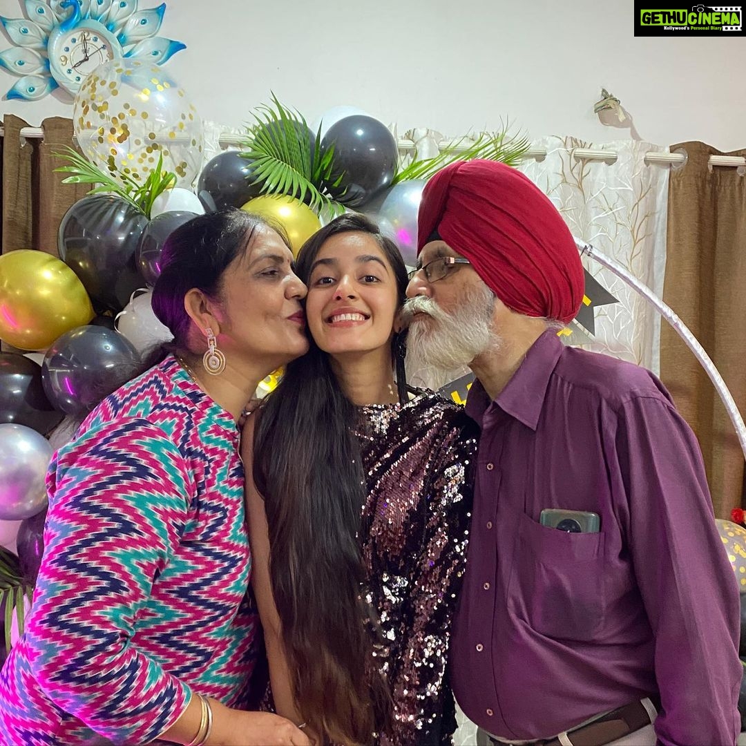 Simrat Kaur Instagram - 🧿🙏🏻blessed . . i missed you guys the most @aaravsinghmahal @amritkaur.r @jatt_mahalz and sanovar❤️ Mumbai, Maharashtra