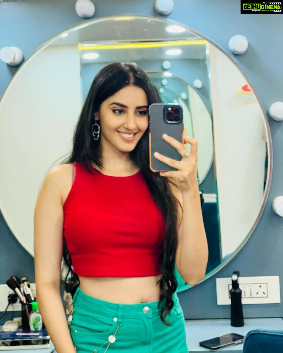 Simrat Kaur Instagram - Jitni click ki sab post kerdi 🫢🥰😛 Mumbai, Maharashtra
