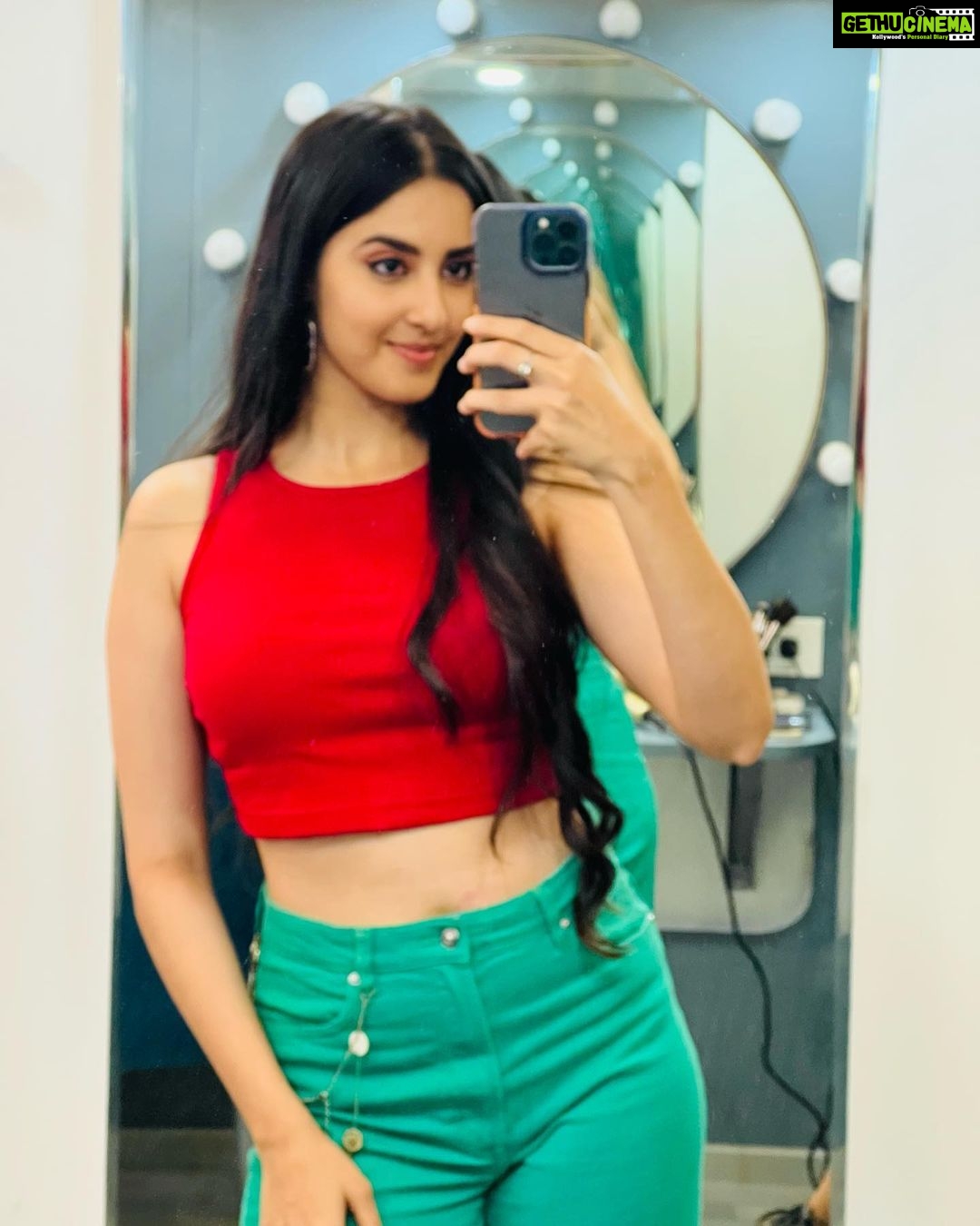 Simrat Kaur Instagram - Jitni click ki sab post kerdi 🫢🥰😛 Mumbai, Maharashtra