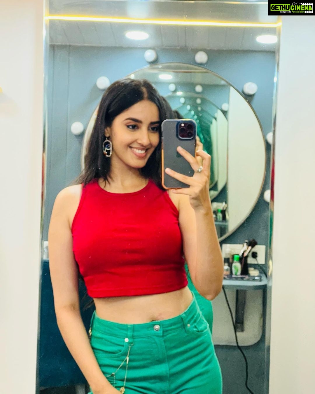 Simrat Kaur Instagram - Jitni click ki sab post kerdi 🫢🥰😛 Mumbai, Maharashtra